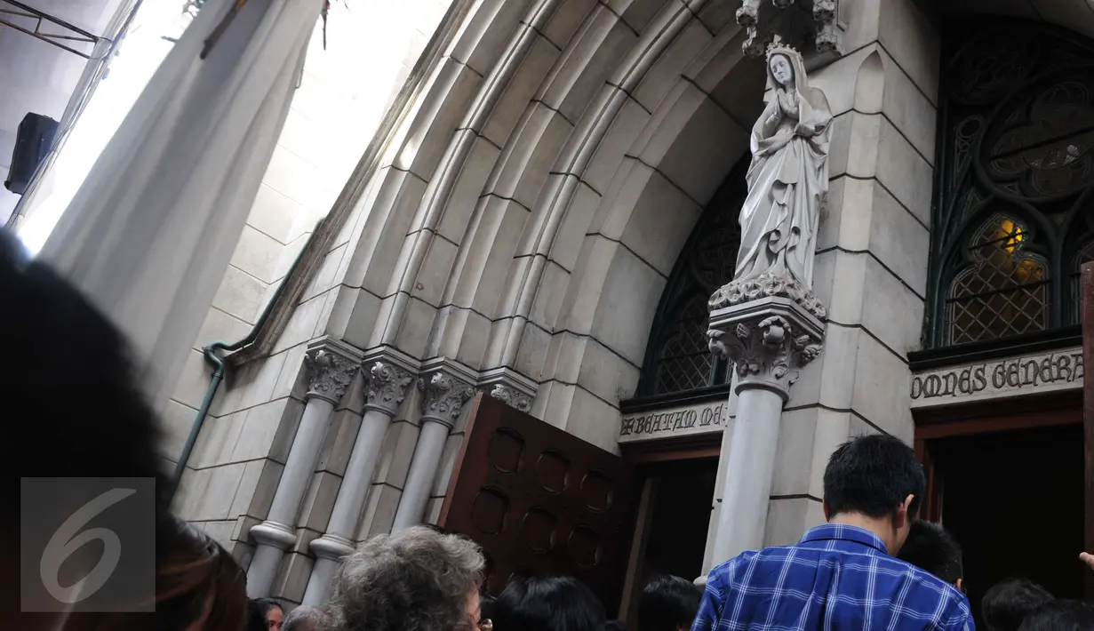 Patung Bunda Maria di pintu masuk Gereja Katedral, Jakarta, Sabtu (24/12) Antusias para peserta misa ibadah natal kali ini diprediksi akan lebih ramai dibanding tahun sebelumnya. (Liputan6.com/Helmi Afandi)