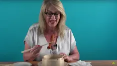 Tidak semua orang pernah memakan kaki ayam. Lantas bagaimana tanggapan dan reaksi warga Australia saat pertama kali mencoba kaki ayam?