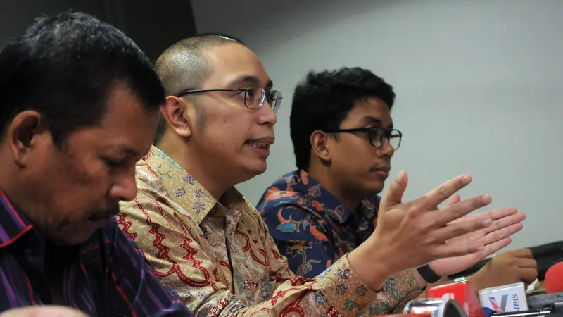 Direktur Hukum PSSI, Aristo Pangaribuan (kedua kanan) memberikan keterangan di kantor PSSI, Jakarta, Selasa (8/3/2016). Aristo berharap pihak Kemenpora mau menghormati putusan MahkamahAgung terkait SK Pembekuan PSSI. (Liputan6.com/Helmi Fithriansyah)