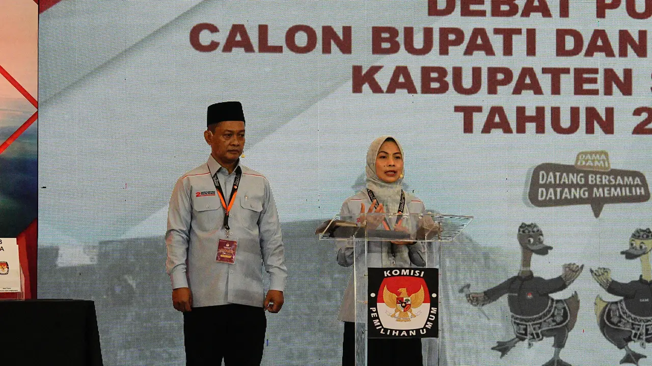 Calon Bupati dan Wakil Bupati Serang Ratu Zakiyah dan Najib Hamas memaparkan program kerja dalam debat perdana yang diselenggarakan oleh KPU di Swiss-Belinn Modern Cikande, Jumat (8/11) (Istimewa)
