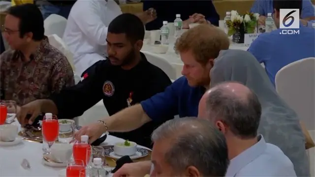 Pangeran Harry Santap Kurma Bersama Komunitas Muslim Singapura