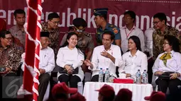 Presiden Jokowi (ketiga kanan) ditemani Ibu Iriana Jokowi (kedua kanan) saat menghadiri acara Penyerahan Kartu Indonesia Pintar di SMPN 2, Ambon, Maluku, (8/2). (Liputan6.com/Faizal Fanani)