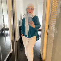 Dikenal dengan gaya glamor dan modis, penampilan istri dari presenter kondang Indra Bekti tengah disorot.