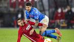 Bek Napoli, Giovanni Di Lorenzo (atas), berebut bola dengan striker AZ Alkmaar, Zakaria Aboukhlal, dalam laga lanjutan Liga Europa 2020/21 Grup F di AFAS Stadium, Kamis (3/12/2020) waktu setempat. Napoli bermain imbang 1-1 dengan AZ Alkmaar. (AFP/Olaf Kreak/ANP)