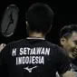 Ganda putra Indonesia, Hendra Setiawan / Mohammad Ahsan, usai mengalahkan Takuro Hoki / Yugo Kobayashi, pada Indonesia Open 2019 di Istora Senayan, Sabtu (20/7). Hendra / Ahsan menang 17-21, 21-19 dan 21-17. (Bola.com/Vitalis Yogi Trisna)