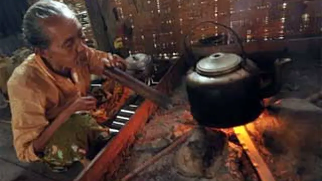 Warga memasak air di Dusun Tompu, Sigi, Sulteng. Dusun Tompu berada di wilayah terpencil, yang seluruh warganya masuk kategori miskin. Tak ada listrik dan sarana air bersih di daerah tersebut.(Antara)