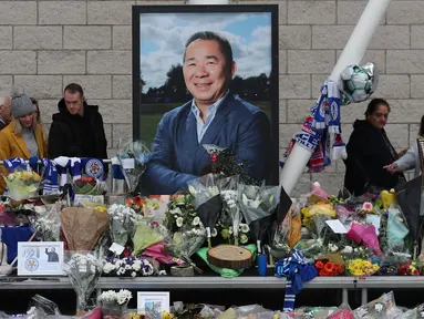 Pemilik Leicester, Vichai Srivaddhanaprabha, meninggal dunia suasana duka terasa di Stadion King Power, Leicester, Kamis (1/11). Pria asal Thailand itu meninggal dunia akibat kecelakaan helicopter. (AFP/Daniel Leal-Olivas)