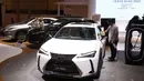 Petugas membersihkan mobil Lexus yang dipajang pada area pameran Gaikindo Indonesia International Auto Show (GIIAS) 2021 di ICE BSD, Banten, Kamis (11/11/2021). Pameran GIIAS diharapkan dapat membantu menggerakkan perekonomian di Indonesia. (Liputan6.com/Angga Yuniar)