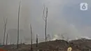 Kepulan asap masih terlihat dari lokasi kebakaran lapak ban bekas, Desa Bojong Nangka, Gunung Putri, Kabupaten Bogor, Jawa Barat, Kamis (22/4/2021). Kebakaran lapak ban bekas yang terjadi Senin (19/4) petang tersebut hingga saat ini belum bisa dipadamkan. (Liputan6.com/Herman Zakharia)