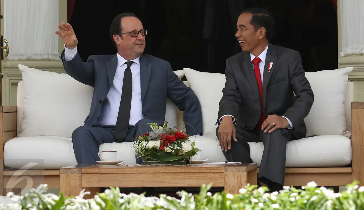 Presiden Joko Widodo (Jokowi) mengajak Presiden Prancis Francois Hollande berbincang di beranda Istana Merdeka, Jakarta, Rabu (29/3). Hollande merupakan Presiden Prancis pertama yang berkunjung ke Indonesia sejak 30 tahun lalu. (Liputan6.com/Angga Yuniar)