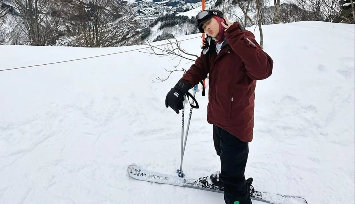 Begini momen seru saat Isyana menjajal ski salju di GALA Yuzawa, banyak netizen yang berharap bisa mengunjungi termpat tersebut seperti dirinya. Pasalnya di Indonesia sendiri sebagai negara tropis, tidak pernah ada musim salju. (Liputan6.com/IG/@isyanasarasvati)