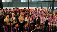 Timnas Indonesia U-22 tiba di Bandara Soekarno Hatta Tangerang, Rabu (27/2/2019), setelah menjuarai Piala AFF U-22 2019 di Kamboja. (Bola.com/Benediktus Gerendo Pradigdo)