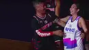 Gading Marten dan Gisella Anastasia alias Gisel tampil di sesi bola basket event Media Clash pada Oktober 2022. (Foto: YouTube/Kuy Entertainment)