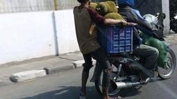 Duduknya diujung banget ini. (Source: Ist)