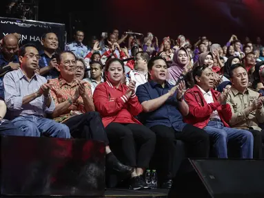 Sejumlah tamu undangan hadir bertepatan dengan 100 hari menjelang Asian Games 2018 di Studio 6 Emtek City, Jakarta, Kamis (10/5). Kegiatan Konser 100 Hari Menuju Asian Games 2018 dimeriahkan artis dan atlet nasional. (Liputan6.com/Faizal Fanani)