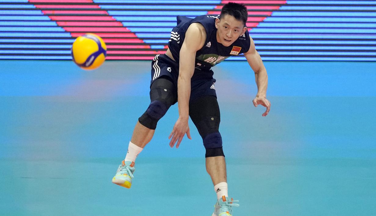 Pevoli China, Yu Y.T, saat melawan Brasil pada laga Volleyball Nations League 2022 di Brasil, Minggu (12/6/2022). (AP/Eraldo Peres)