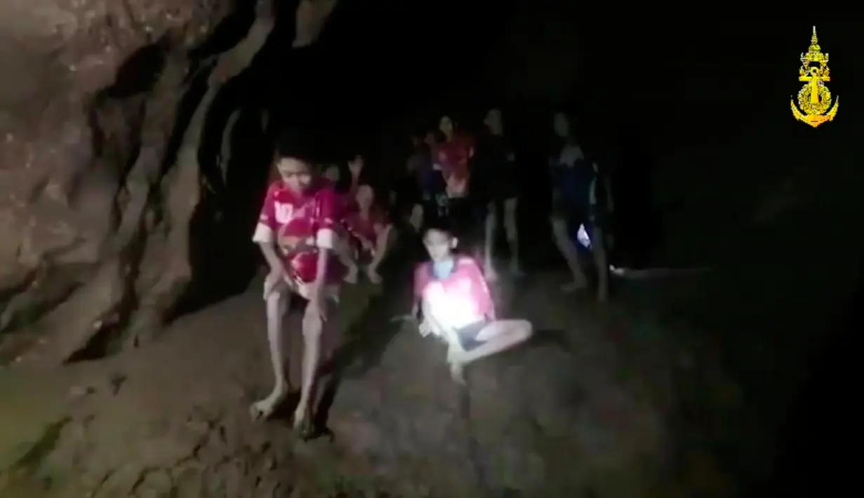 Anak-anak dan pelatih tim sepak bola remaja Thailand saat diselamatkan di sebuah gua di Chiang Rai, Thailand, Senin (2/7). Petugas penyelamat menemukan 12 anak laki-laki dan seorang pelatih dalam kondisi hidup. (Navy Seal Thailand via AP)