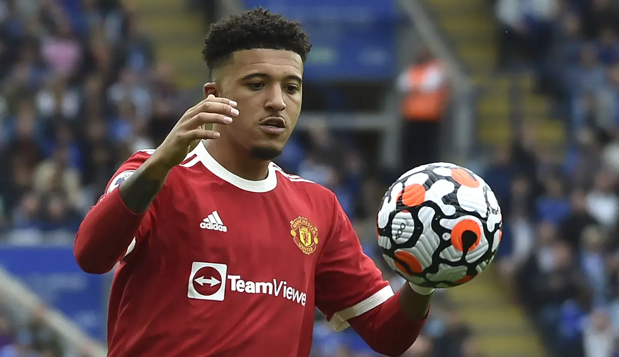 Jadon Sancho. Didatangkan Manchester United dari Borussia Dortmund pada awal 2021/2022 ini dengan nilai pasar mencapai 100 juta euro. Akibat kalah bersaing dan belum dapat beradaptasi, performanya belum terlihat. Nilai pasarnya pun turun menjadi 90 juta euro, setara Rp.1,5 triliun. (AP/Rui Vieira)
