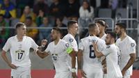 Pemain Serbia merayakan gol Aleksandar Mitrovic yang berhasil mencetak hattrick saat menghadapi Lithuania pada laga Kualifikasi Euro 2024 yang digelar di Dariaus ir Gireno Stadium, Kaunas, Lithuania, Minggu (10/9/2023). (AP Photo/Mindaugas Kulbis)
