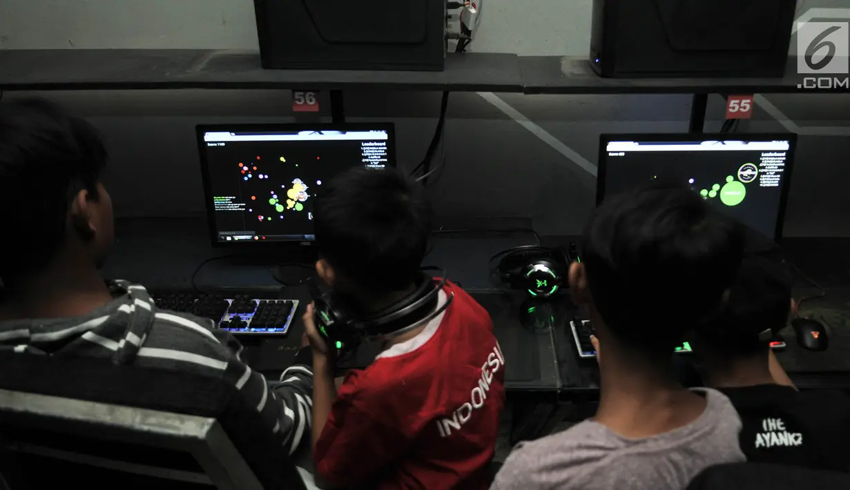 Sejumlah anak bermain game online di salah satu warnet di kawasan Duren Sawit, Jakarta, Senin (23/7). Kecanduan game online atau gaming disorder berisiko depresi, hingga menyebabkan kurang mampu berkomunikasi. (Merdeka.com/Iqbal S. Nugroho)