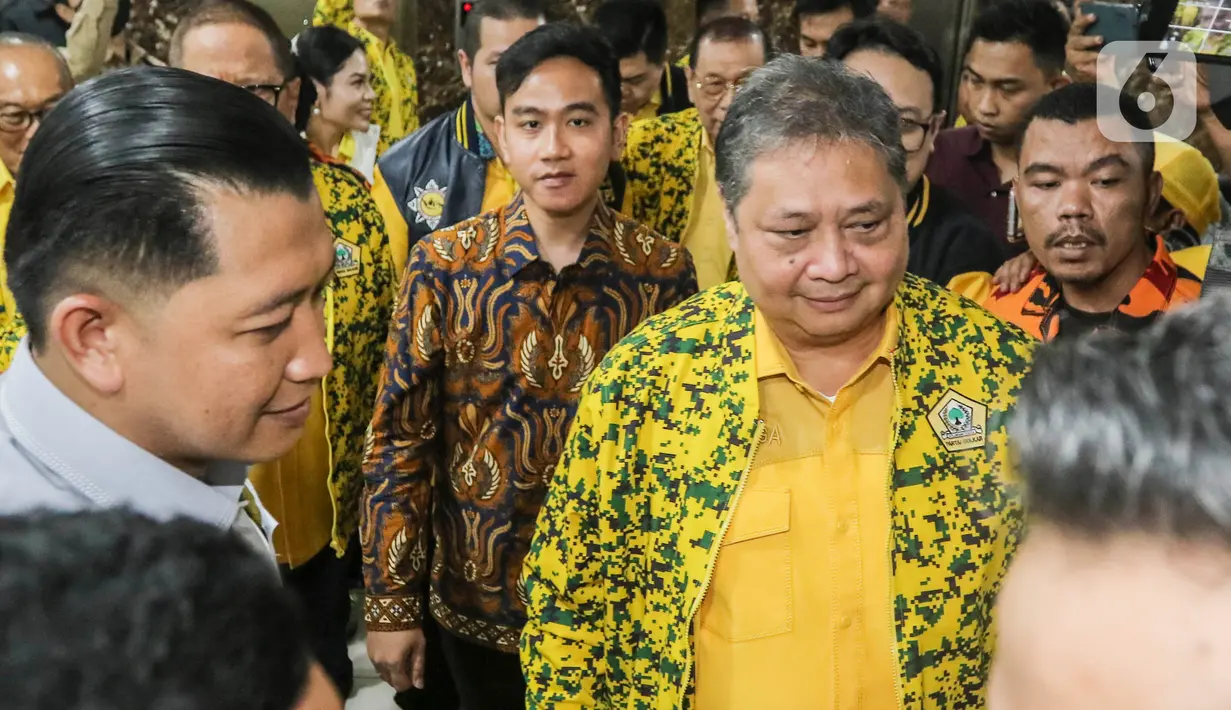 Partai Golkar menyerahkan hasil rapat pimpinan nasional (rapimnas) kepada putra sulung Presiden Joko Widodo atau Jokowi, Gibran Rakabuming Raka. (Liputan6.com/Angga Yuniar)