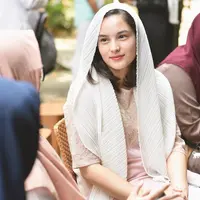 Kaftan satin dengan detail bordir pada bagian dada&nbsp; dan lengan sangat cocok dipadu padankan dengan selendang berbahan chiffon.&nbsp;(instagram/chelseaislan)