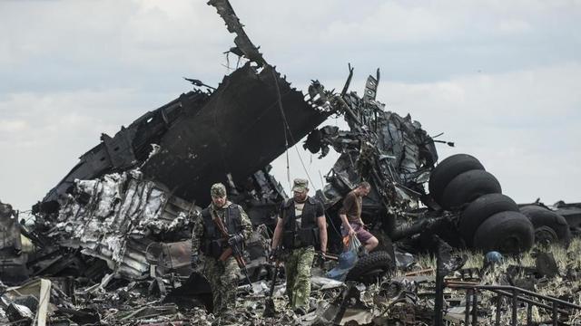 Pasukan pemerintah Ukraina tengah menyisir lokasi jatuhnya pesawat Ilyushin-76 (IL-76) oleh pemberontak pro-Rusia (AFP Photo)