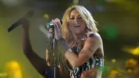 Lagu Waka Waka mengiringi perhelatan Piala Dunia 2010 di Afrika Selatan. Lagu Piala Dunia yang paling banyak diputar sepanjang masa ini memiliki musik yang riang dan menyenangkan. Lagu ini sendiri dilantunkan oleh Shakira, yang merupakan mantan kekasih bek timnas Spanyol dan Barcelona, Gerard Pique. (AFP/Jewel Samad)