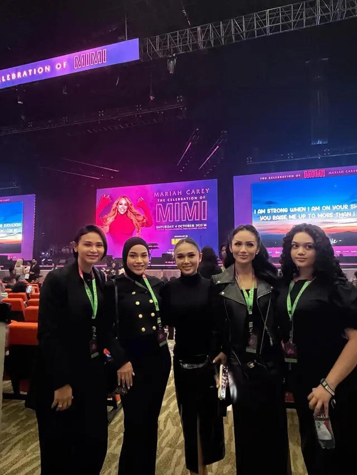 Potret Kris Dayanti Nonton Konser Mariah Carey di Sentul, Kompak Bareng Anak-Anak