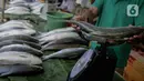 Pedagang menimbang ikan bandeng yang dia jual di kawasan Rawa Belong, Jakarta, Selasa (21/1/2020). Bandeng yang biasanya menjadi hidangan khas saat Tahun Baru Imlek tersebut mulai ramai diperdagangkan di Rawa Belong. (Liputan.com/Faizal Fanani)