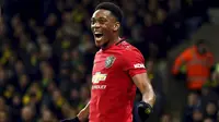 Penyerang Manchester United, Anthony Martial, melakukan selebrasi usai membobol gawang Norwich City pada laga Premier League 2019 Stadion Carrow Road, Norwich, Minggu (27/10). Manchester United menang 3-1 atas Norwich City. (AP/Joe Gidden)