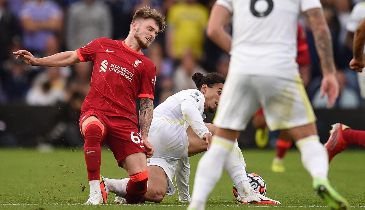 Pascal Struijk. Bek tengah Leeds United ini mendapat kartu merah langsung akibat pelanggaran keras terhadap Harvey Elliott di menit ke-60 saat menjamu Liverpool di pekan ke-4 Liga Inggris 2021/2022, 12 September 2021. Skor akhir Leeds kalah 0-3 dari Liverpool. (AFP/Oli Scarff)