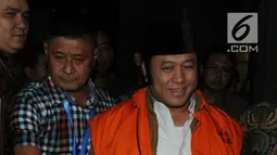 Bupati Lampung Selatan Zainudin Hasan menuju mobil tahanan seusai pemeriksaan di gedung KPK, Jakarta, Jumat (27/7). Zainudin yang terjaring OTT ditahan usai ditetapkan sebagai tersangka dugaan suap terkait proyek infrastruktur. (Merdeka.com/Dwi Narwoko)
