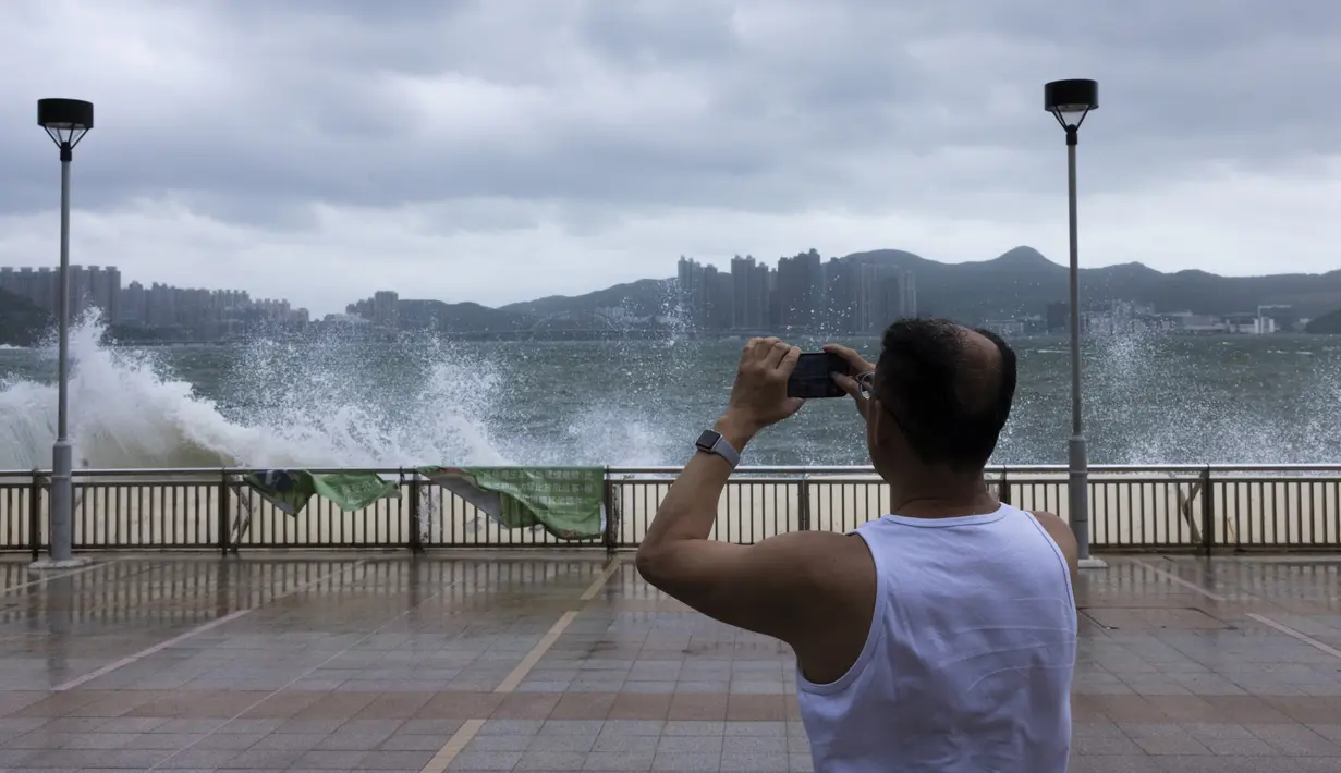 Pusat Meteorologi Nasional China memperkirakan topan ini akan mendarat di wilayah pesisir provinsi Guangdong dan provinsi Hainan yang bertetangga pada Senin malam sebelum memasuki Teluk Tonkin dan mendarat di wilayah Guangxi pada hari Selasa. (AP Photo/Louise Delmotte)