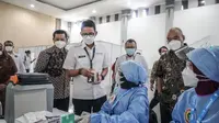 Menparekraf Sandiaga Uno meninjau pelaksanaan vaksinasi Covid-19 di Yogyakarta. (dok. Biro Humas dan Komunikasi Publik Kemenparekraf)