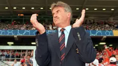 Belanda merupakan salah satu negara yang disegani dalam kompetisi sepak bola Eropa. Di samping dihuni para pemain hebat, Belanda juga menghasilkan pelatih-pelatih bertangan dingin yang mampu berjaya di Eropa dengan menyabet gelar Liga Champions Eropa. Berikut 5 pelatih asal Belanda yang pernah menyabet gelar prestisius di Benua Biru. (AFP/Jacques Demarthon)