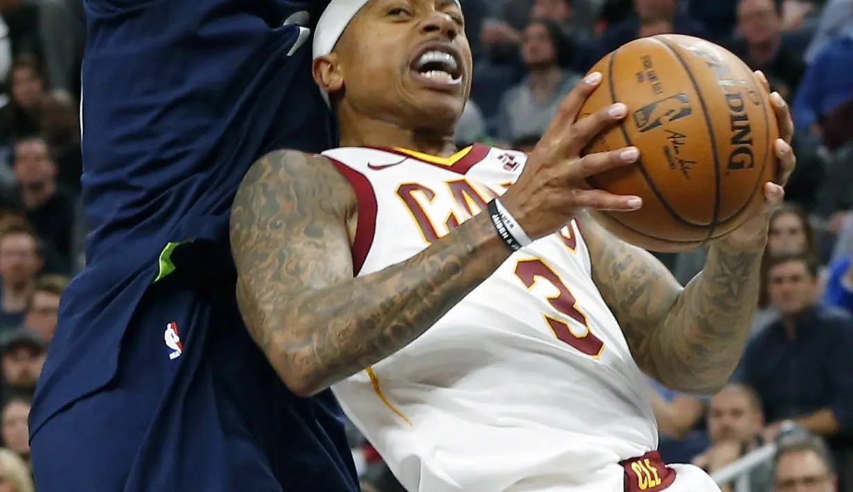 Pemain Cleveland Cavaliers, Isaiah Thomas (kanan) berusaha melewati adangan pemain Minnesota Timberwolves, Jimmy Butler pada laga NBA basketball game di Target Center, Minneapolis, (8/1/2018). Minnesota menang 127-99. (AP/Jim Mone)