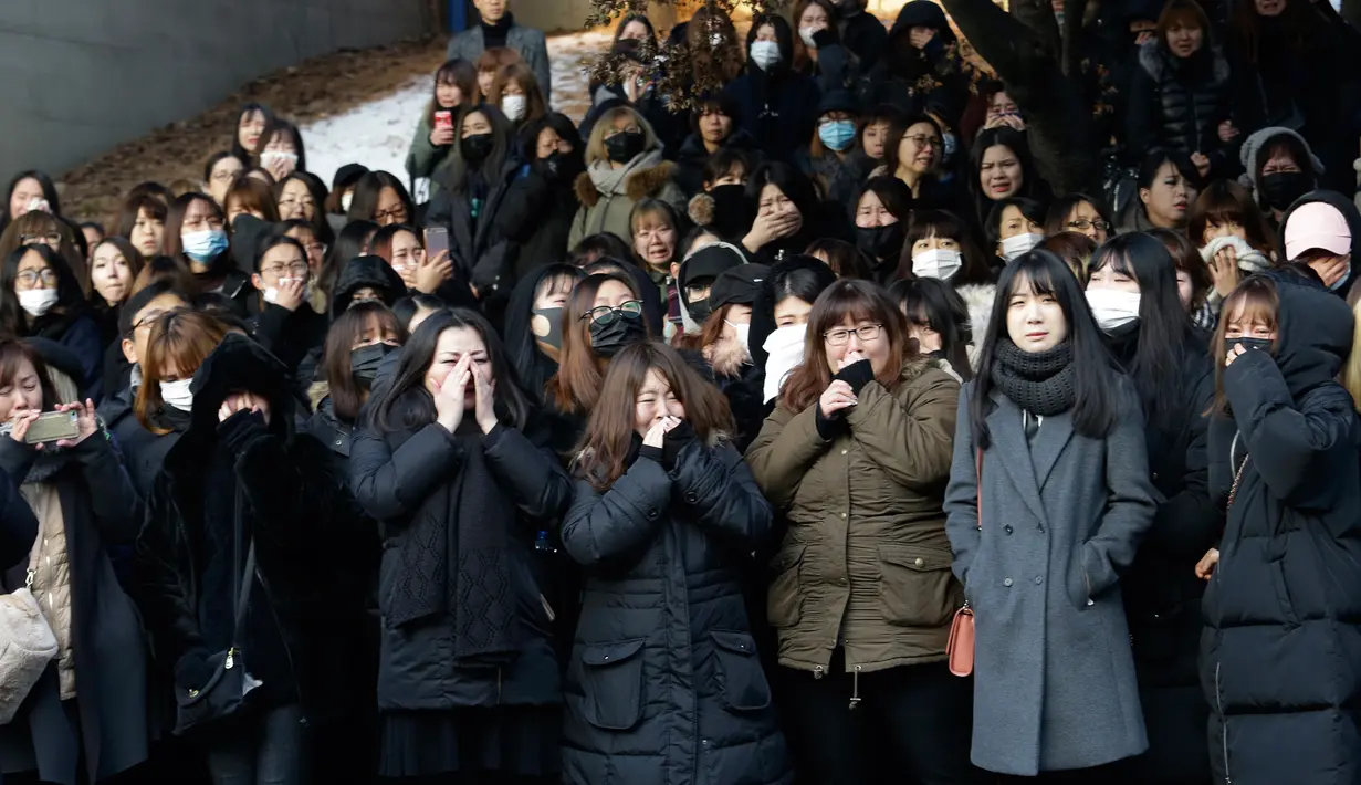 Kesedihan para fans saat mobil yang membawa jenazah Jonghyun SHINee keluar dari rumah persemayaman di Asan Hospital, Seoul menuju tempat pemakaman, Kamis (21/12). Lebih dari 300 fans berkumpul saat peti mati Jonghyun mulai dihantarkan. (AP/Ahn Young-joon)