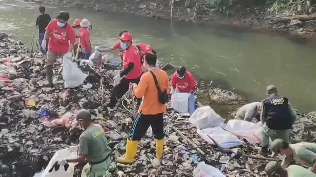 Relawan dan warga ikut terjun membersihkan sampah yang berada di TPS liar dekat bantaran Kali Cikeas, Jatirangga, Jatisampurna, Kota Bekasi.