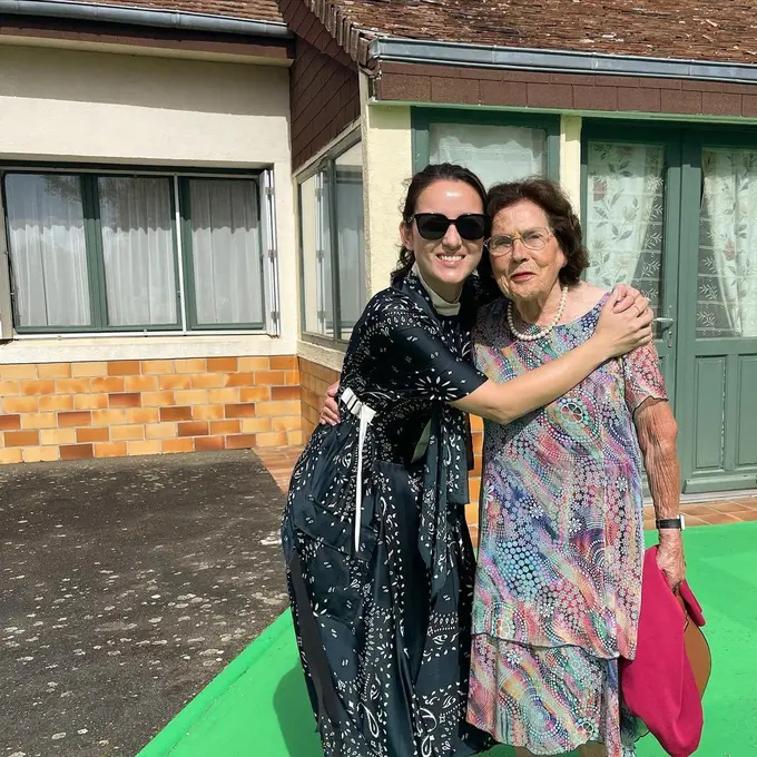 Julie Estelle bersama nenek bulenya (Instagram/julstelle)