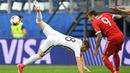 Bek Selandia Baru, Kip Colvey (kiri) terjatuh saat berduel dengan pemain Rusia, Fedor Smolov pada Piala Konfederasi 2017 grup A di Krestovsky Stadium, Saint-Petersburg, (17/6/2017).  (AFP/Kirill Kudryavtsev)