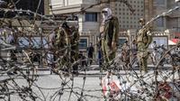 Taliban berjaga di lokasi ledakan seorang pembom bunuh diri, dekat Kementerian Luar Negeri (Kemlu) di Kabul, Afghanistan, Senin, 27 Maret 2023. (AP Photo/Ebrahim Noroozi)