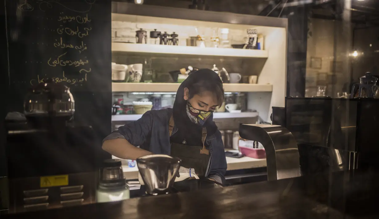 Pekerja beraktivitas di sebuah kafe di Teheran, Iran, Selasa (26/5/2020). Iran kembali membuka kafe dan restoran setelah lebih dari dua bulan ditutup akibat pandemi virus corona COVID-19. (Xinhua/Ahmad Halabisaz)