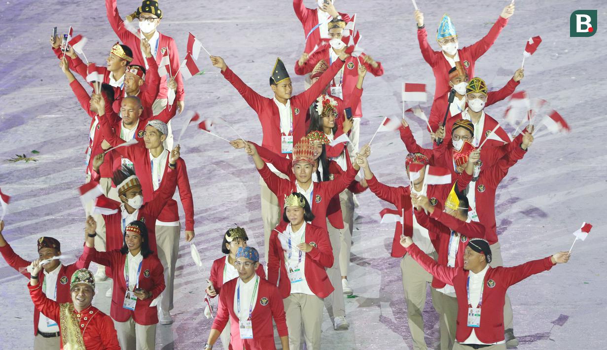 Kontingen Indonesia menggunakan busana kasual yang dipadukan sedikit sentuhan tradisional. Mereka menggunakan busana setelan jas merah yang dipadukan kemeja putih plus celana krem. (Bola.com/Ikhwan Yanuar)