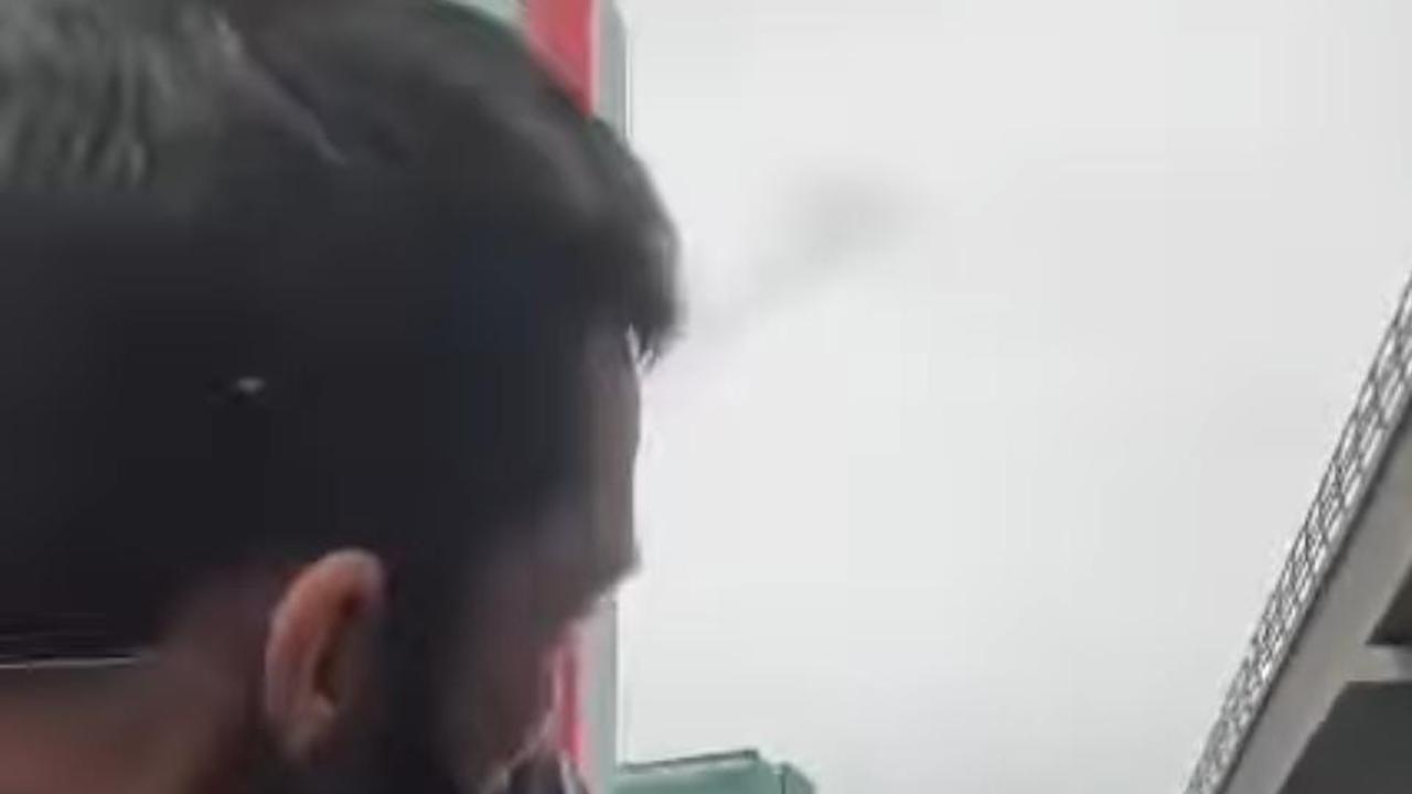 Seorang petugas Dinas Perhubungan (Dishub) DKI Jakarta nemplok di kap mobil seorang pengendara viral di media sosial. (Istimewa)