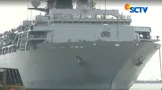 Usai upacara penyambutan, awak Kapal HMS Albion sempat beramah tamah dengan belasan anak yatim piatu Panti Asuhan Nuruz Zahro, Koja, Jakarta Utara.