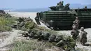 Marinir AS dan Filipina ambil posisi saat latihan militer gabungan di Pantai San Antonio, Zambales, Manila, Filipina, Rabu (9/5). Kegiatan ini merupakan latihan militer gabungan tahunan antara kedua negara. (TED ALJIBE/AFP)