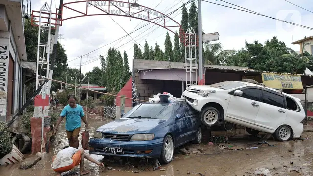 mobil terseret arus banjir