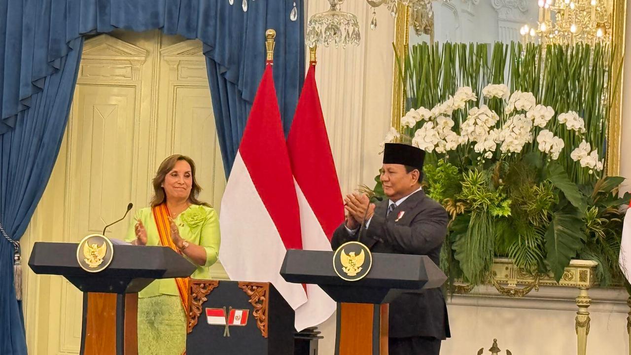 Prabowo Beri Bintang Adipurna untuk Presiden Peru Dina Boluarte