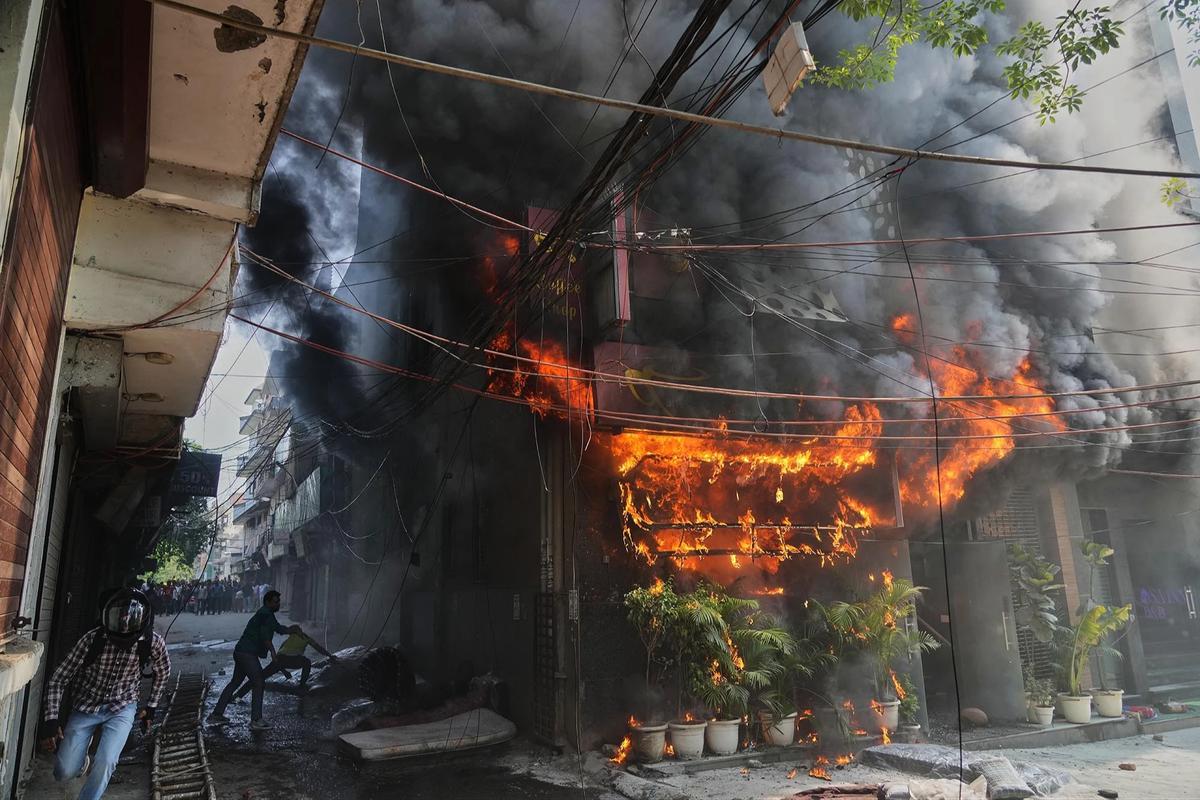 FOTO: Evakuasi Dramatis Korban Kebakaran Hotel di New Delhi